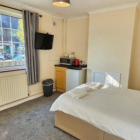 Central Studios 87 Tennyson Road Челтнем Екстер'єр фото