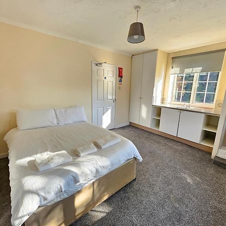 Central Studios 87 Tennyson Road Челтнем Екстер'єр фото