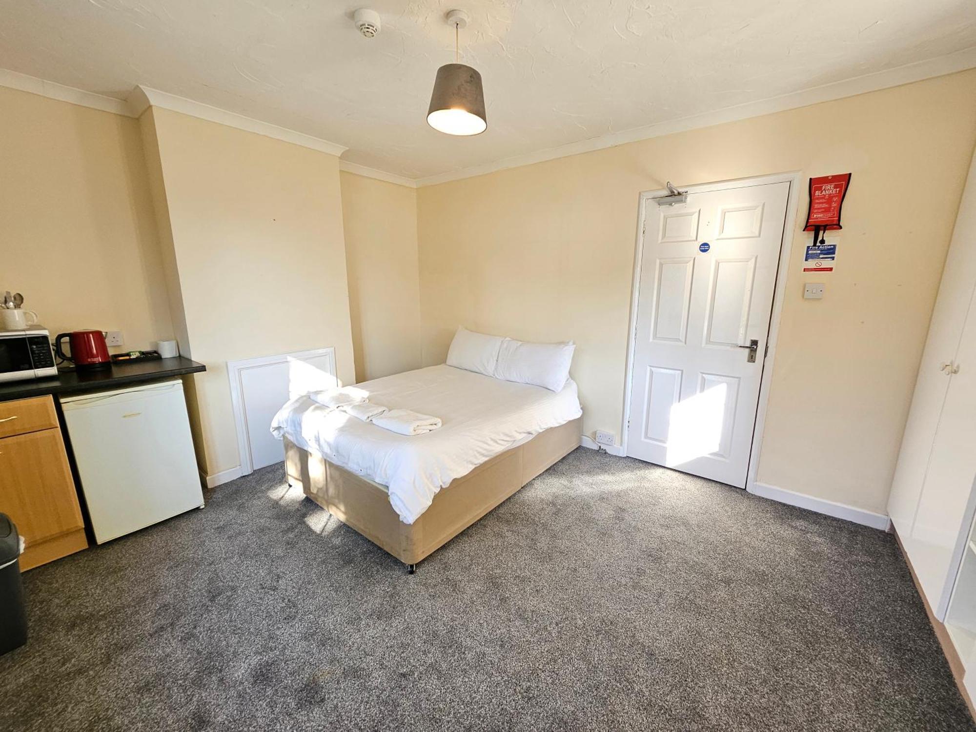 Central Studios 87 Tennyson Road Челтнем Екстер'єр фото